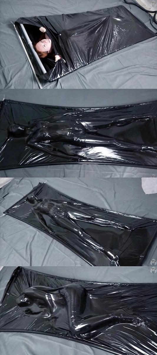 The memory of a black vacuum bed 牛仔裤小姐姐，自己玩真空床拘束。<br>拿着遥控器爬进乳胶真空床里，遥控气泵抽干空气，把自己拘束在真空床里，轻微的蠕动挣扎，体验紧致包裹的快乐。<br>一轮仰面躺，一轮侧躺，一共了玩两轮。