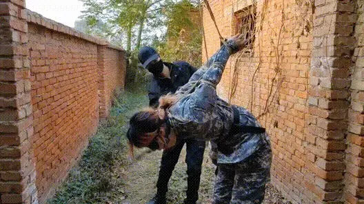 神秘女特工逃亡受难 不明身份的神秘女特工，晕倒在田野，被带回审问，女特工拒不配合 ，被各种捆绑毒打。视频解压密码：666888 。<br>一绳所爱绳艺体验店面向全国爱好者开放，本店提供绳艺捆绑模特服务、体验女绳师捆绑服务、体验长时间囚禁服务、绳艺教学培训、绳艺交流会、场地出租、专业麻绳销售，原创视频套图销售、作品私人定制、模特原味丝袜出售等，另外本店招募同好合作伙伴。微信：351552501初心<br>