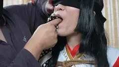 象人定拍-嗷嗷-cos八百比丘尼，单脚吊，扯脚趾，TK，抽打屁股，多重丝巾堵嘴！ 1：先把丝巾塞进嗷嗷的嘴巴里，然后再用两根细的丝巾勒住嘴巴<br>最后再覆盖上两层的丝巾，用来严密堵嘴<br>2：单脚吊缚以后，tk嗷嗷的同时，多进行sp的抽打<br><br>——————————————————————————————————————————————<br>因为百度云经常和谐，所以尝试双层解压，<br>解压密码：xiangren123 第一次解压文件后缀改为zip，<br>原密码再次解压以后，把后缀改成mp4 即可观看<br>切勿在百度云中直接观看，容易被和谐!!!!!<br>线上定拍线下约拍。<br>QQ：192370054（注明来意）