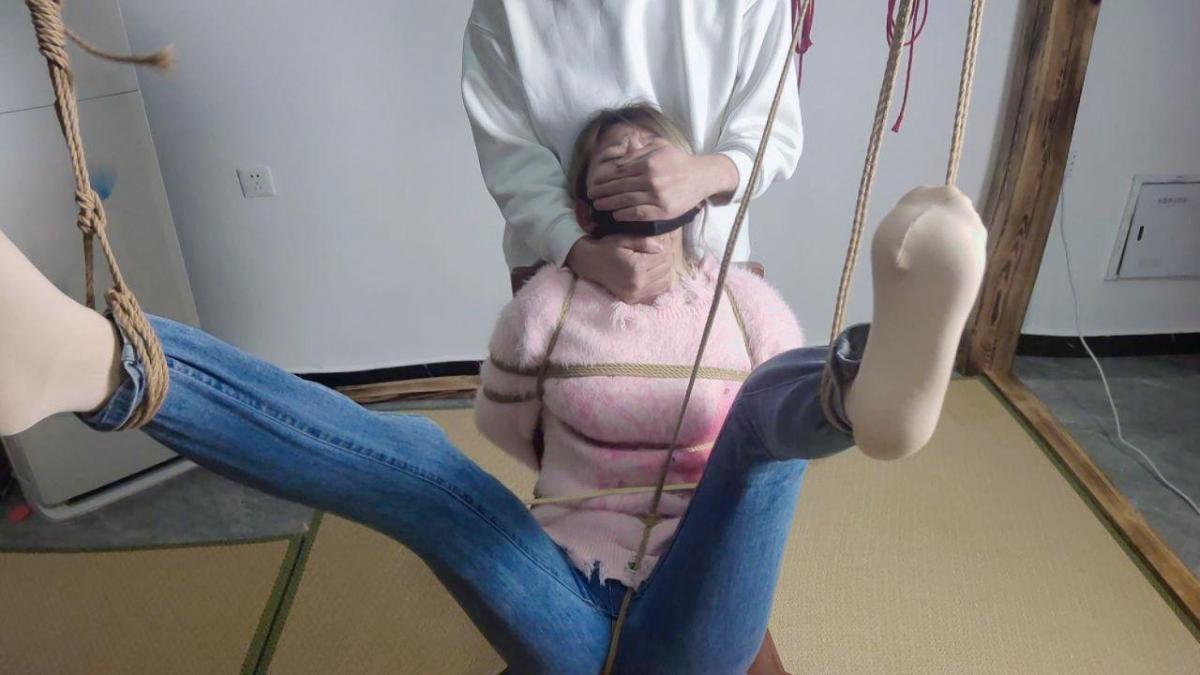 【御仙原创】TK虐足（ [X_X] 接大尺定拍） 身体被固定住，双脚被吊起疯狂虐足。<br>--------<br>--------<br>【御仙工作室】：对圈内爱好者开放，欢迎前来约绳，体验；并提供线上定拍、线下约拍。原味服务。<br>另外本工作室招聘模特有意请联系客服了解！<br>坐标郑州QQ：259986932【注明来意】本工作室招聘模特有想了解的可以加客服QQ了解<br>--------<br>-------<br>下载文件后将后缀zip111改为zip解压，解压完成后，继续将文件后缀改为zip解压，解压密码：yu12 把最终的文件后缀改为mp4即可观看，请大家不要在线观看，非常容易和谐。如果被和谐请联系我们！<br>