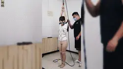 【娜绳工作室】【青柠】QNKB-84上 ◀青柠吊缚，上身龟甲缚，腿部并腿绑起来。<br>双手吊捆并且脚尖着地，而且还被藤条不定时的抽打臀部，小腿，脚底板，青柠被吊着捆绑一点也挡不了，只能被打，途中打到口水鼻涕一起流接近失禁状态。<br><br>◀不要担心缩略图中我打的码，那是为了过审，实际视频中是没有码的，可放心购入，视频质量绝对放心。<br><br>➡此后视频，已更新设备，需要的看官可放心下单，双机位拍摄，远近随心所欲观看，要细节有细节，要整体有整体。<br><br>↓   ↓   ↓   ↓   ↓   ↓   ↓   ↓   ↓   ↓   <br>✅主页：https://www.linzijun.app/@nashenggzs<br>✅QQ：642462518<br>✅微信：Nashengliaokao<br>✅推：@NashengQN<br>↓   ↓   ↓   ↓   ↓   ↓   ↓   ↓   ↓   ↓   <br>➡需要定拍的可直接加我的联系方式，模特可接定拍时，一般当天出片。<br><br>➡【娜绳工作室】为各位同好和同行提供作品定制、原味等<br><br>有兴趣的可以实地体验，工作室是在青岛黄岛，欢迎想要来的大学生来实地体验绳艺或镣铐，多谢合作<br><br>------------------------------------------------------------------------------------------------------------------------------------------------------------------------------------<br><span style='color:#b0b0b0;'>[隐藏文字，购买后可见]</span><br>------------------------------------------------------------------------------------------------------------------------------------------------------------------------------------<br><br>先说明一下，购买视频的老板们不用担心解压问题了，现在开始以后去除三层解压，下载后只需密码解压一次即可，然后修改后缀名即可看视频了。还是不建议在线观看哦~