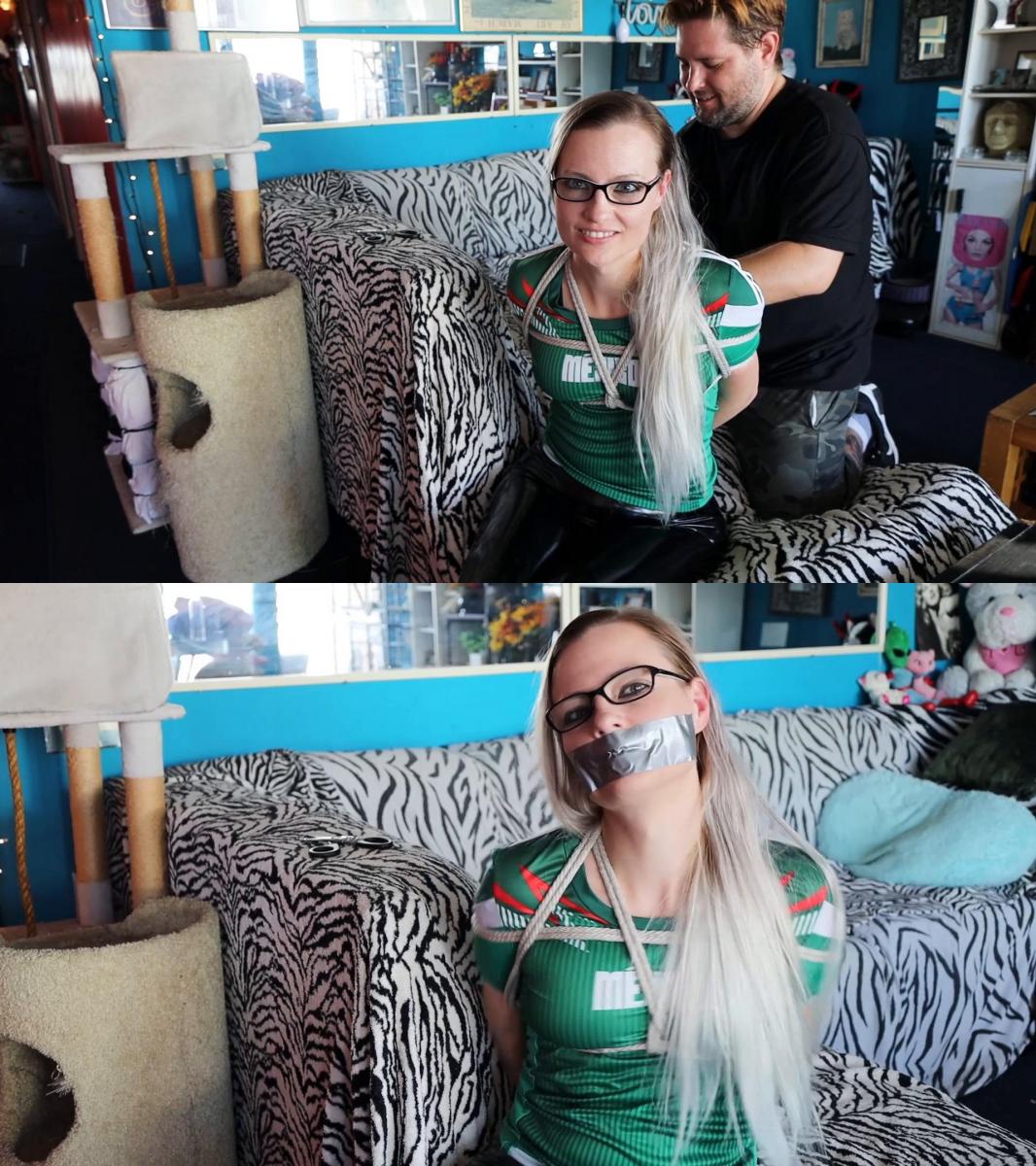 Summer is tied and gagged during a World Cup bet! 世界杯来了……夏天根本不在乎！ 她对足球一无所知，但她的朋友仍然想和她打赌：如果他的球队获胜，她会邀请晚餐，但如果她的球队获胜，他会给她买一艘新皮划艇。 她对这项运动一无所知，但她知道束缚，所以她有一个更好的主意：她让她的朋友把她绑起来，如果她能获得自由，她就赢了赌注，这样更公平！ 萨默尔的双手、身体和双腿都被绳子绑在背后，然后用一条银色胶带堵住了她的嘴。 一旦她被绑起来，赌局就开始了：夏天奋力挣脱束缚，想要获得自由！ 她会逃跑吗？ 假设她很快不会有新的皮划艇......在她被绑起来之前，她戴着一个有趣的拇指袖口，这可能会限制她一段时间，但她被戴上拇指袖口只是为了好玩一点在被绳子真正绑起来之前<br><br>The World Cup is here... and Summer couldn't care less! She doesn't know anything about soccer (aka football) but still her friend wants to make a bet with her: if his team wins she'll invite dinner but if her team wins he will buy her a new kayak. She knows nothing about that sport but she knows about bondage so she has a better idea: she asks her friend to tie her up and if she can get free she wins the bet, that's more fair! Summer gets her hands tied up behind her back with ropes, as well as her body and legs, then she is gagged with a sticky strip of silver duct tape. Once she is tied up the bet starts: Summer struggles against her bonds to get free! Will she escape? let's say she won't have a new kayak any soon... Before she gets tied with, she is cuffed with an interesting thumb cuffs, that could have restrain her for a while, but she was thumb cuffed just for fun a little bit before getting tied for real with ropes