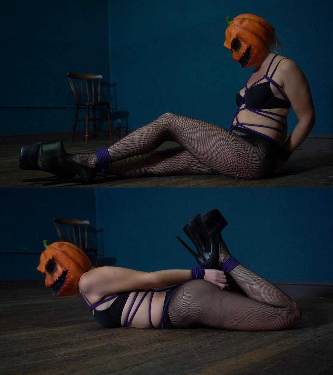 3231 Sandy in Halloween Hogtie 每年的这个时候。 面具下是谁？？ 被捆绑、被捆绑的是谁？ 我们当然知道... / Its that time of year. Who is under the mask?? Who is it that is tied up and hogtied? of course we know...