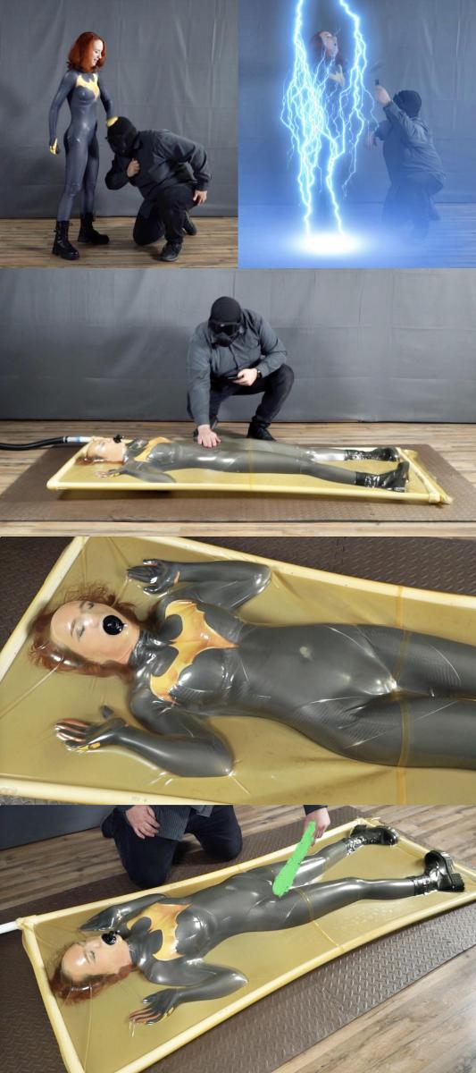 Batwoman in a latex vacuum bed and electrocution games by Hacker 性感的紧身衣蝙蝠女抓捕坏人，结果因为粗心大意被坏人召唤闪电劈中，陷入昏迷。<br>当她醒来时发现自己被塞进了透明真空床中，随着坏人遥控一按，真空床抽干空气将她紧紧拘束在其中。<br>"善良"的坏人还给蝙蝠女配了一个很小的呼吸嘴，每口气都呼吸的极其艰难，整个人几乎处于ZX状态。<br>紧接着坏人拿出电击遥控器电惩蝙蝠女，嫌不过瘾又拿出快乐棒将其强高折磨。<br>蝙蝠女开始试图反抗。<br>然而真空床的包裹感，ZX的[X_X]，以及快乐棒带来的一轮轮糕潮，让蝙蝠女逐渐沦陷，化身堕落淫娃。<br>随着一阵大声的呻吟和剧烈的身体抽搐痉挛，蝙蝠女到达了极乐巅峰，赛高爽歪歪了。<br>坏人终于玩够了，丢下真空床里的蝙蝠女扬长而去。<br>蝙蝠女回过神来才想起自己有任务在身，在真空床里剧烈挣扎着，试图脱身去复仇，然而......<br><br>B-C