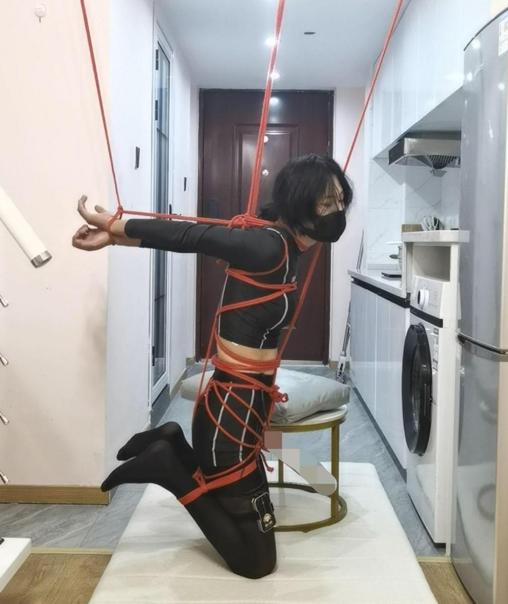 后手吊折腿站立电击自缚 带上电击[X_X]加贴片然后绑一个后手吊自缚，绑个胸缚从脖子绳子穿过去吊起来，拿一根绳子绑双腿折起来绑好固定到吊绳，然后固定[X_X]什么的，前面的吊绳从胸的绳子穿过去固定打结，后面的吊绳先打一个结留个圈（手最后伸进去）然后绳头打结在背后脖颈的绳子上，然后把手伸进去刚才留的圈里面手往下压就收紧了，然后从凳子上下来就被紧紧的吊起来了，因为手吊着不能再往上抬了绳子又是往[X_X]着的，所以只有一道结也挣脱不出来了，只能回到凳子让它松了才可以解开，本来是费点劲就能回去的，但是带了电击[X_X]和加大的贴片贴在了屁股和大腿中间，电的使不上劲~~ <span style='color:#b0b0b0;'>[隐藏文字，购买后可见]</span>