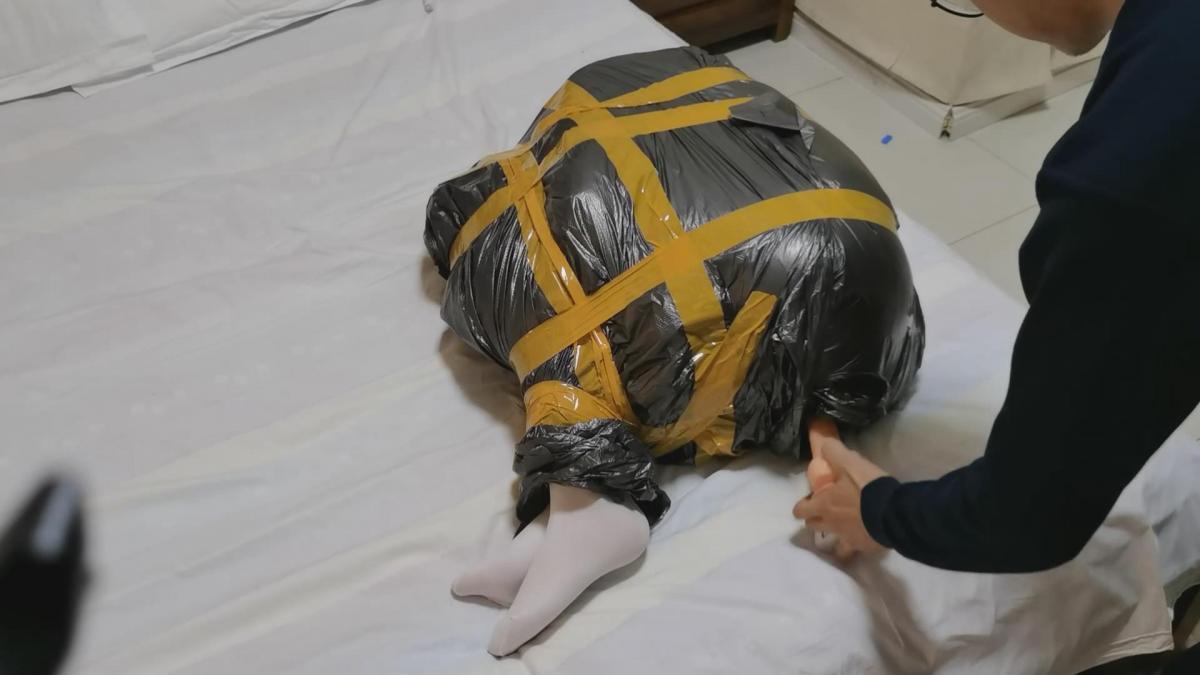 ！！！物化地狱！！！五层塑料袋，紧紧包起来以后蛋棍一起上，没想到能包成这么小，只能使劲挣扎咬住口球发出享受的声音，很惊喜。 1、闷热调教，物化成一个包裹，最后假棍儿使劲捅，叫个不停。<br>2、塑料袋包裹的不是很紧，但是很柔软也能勾勒出身形轮廓，性感的一批。<br>3、真插的时候爽爆！我把它称作《《《自动恒温润滑发声震动口J智能FJ杯》》》<br>4、<span style='color:#b0b0b0;'>[隐藏文字，购买后可见]</span>