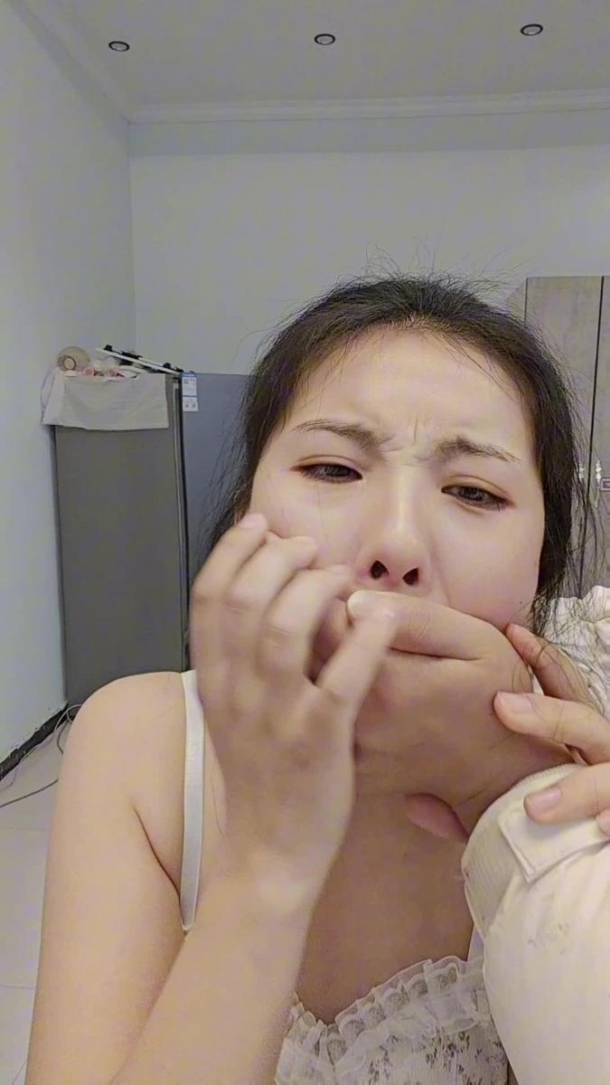 堵嘴高c 吊带 小皮裙 肉丝 小姐姐 不断尝一成条丝袜堵嘴，期间干呕不断 依旧坚持 嘟嘴勇气可嘉，棒棒最后高满足