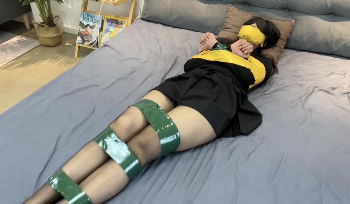【缚艺录】【DDL—138】【小萌】黑丝与美腿，胶带与封嘴~（B站同好，看简介！封嘴频道UP主，nmsl！） 1.周更视频，致力于拍摄gagpara的风格，【缚艺录】老观众懂得都懂~<br>2.接长期定拍，价格优惠，非诚勿扰，加好友备注来意，《缚艺录》QQ：2143175428<br>3.倡导绿色、健康的亚文化，不接受裸露X器官，大尺度等，色情勿扰！只接受正常绳艺，以及绳艺娱乐方面的内容；部分模特出于隐私考虑，不出镜。<br>4.压缩包密码：fuyilu123<br>5.B站的同好们，希望大家，踊跃的举报一下，B站：蒙嘴频道、封嘴频道。堵嘴频道，这只没人养的河北苍蝇，一直在B站“嗡嗡嗡”，很让人烦，如果举报封号，封视频，本工作室所拍摄的视频，免费分享，哪怕我以后退圈，也要让这只河北苍蝇，在B站发不了视频！！！