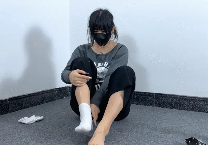 【无脑鱼工作室】- 少女的双层Zentai紧身衣玩弄 - 穿着全过程 (上) k016  【无脑鱼工作室】小逗号在体验了多出全包紧身衣带来的紧缚感和丝滑感了后，终于也要开始爱好者们最经典的玩法多层全包了，本来想穿三件Zentai的，但是小逗号有点坚持不住了。所以还是要慢慢训练。不过双层全包紧身带来的压力还是小小的让她shuang了一把哦！那种全身上下直觉都已经消失而只剩下纯粹的紧缚感压迫感的感觉真的是让人欲罢不能。<br>紧接着在在这个基础上tk玩弄一番后，在带上防毒面具进行真正的游戏...所以接下来大家拭目以待吧！<br>视频分上下两集播出