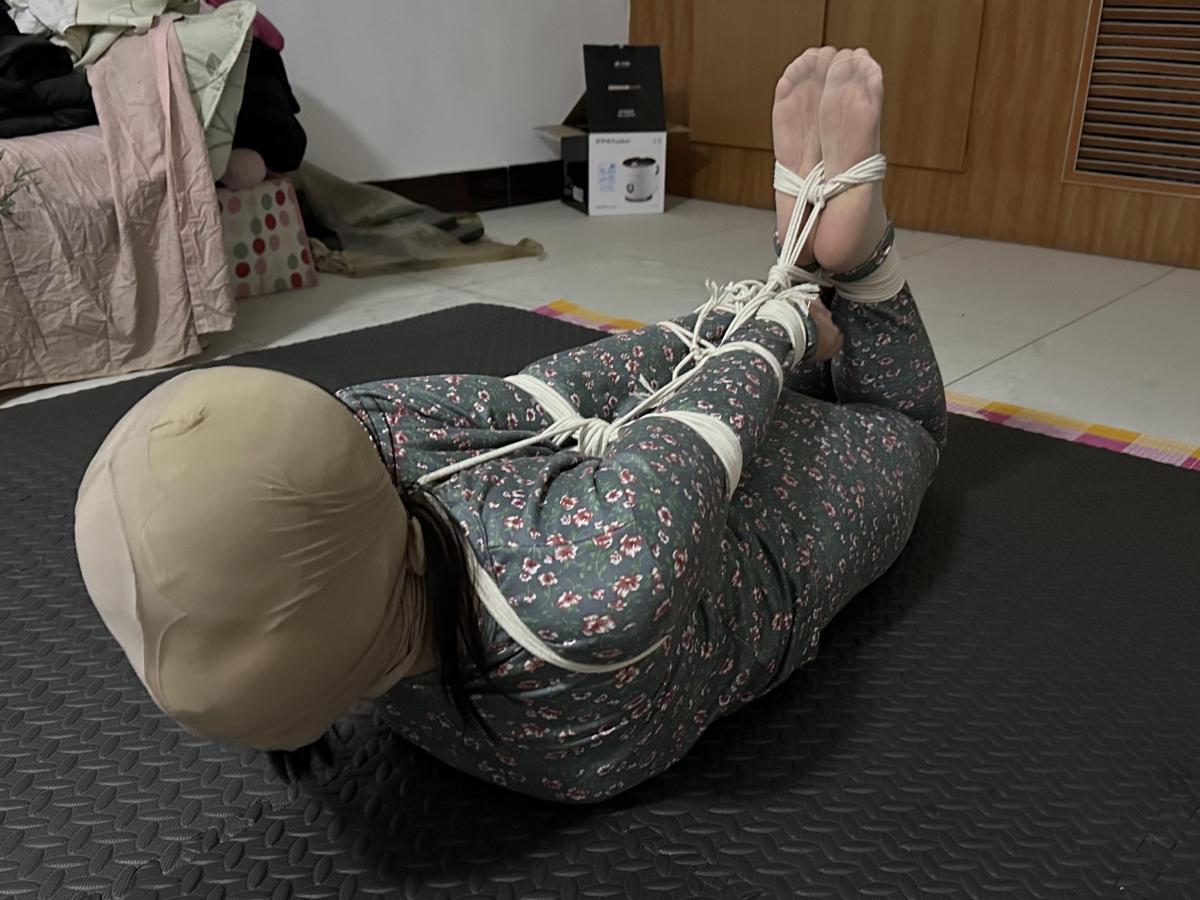 【M妻】居家睡衣裤里丝，欧式驷马 白天还是职业装的女白领，晚上就被贩卖到山区内，浑身上下只保留上班的丝袜，<br>然后被买家换上土气的睡衣，怕晚上逃跑所以被买家严厉捆堵后扔在阁楼，还被摄像头时刻监控着。<br>时长：21分钟<br><br>链接: https://pan.baidu.com/s/1615ltJ7nj800OexMlW_jpw （解压缩后把后缀名改为MP4即可观看）<br><span style='color:#b0b0b0;'>[隐藏文字，购买后可见]</span>