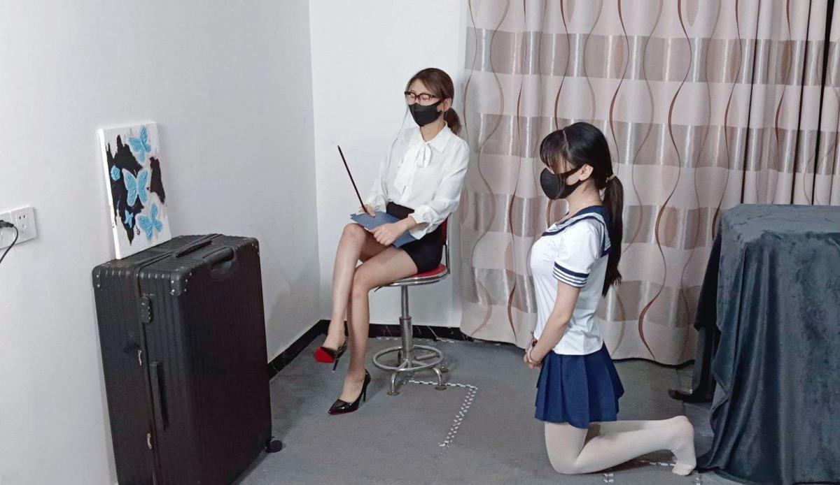 【御仙原创】严厉女教师（双女 SP 打脚心 罚跪 体罚） 叛逆的小鹿因为没有好好完成绘画作业，被绘画老师用皮带狠狠的责罚了，体罚之后还要挨打，经受不住的小鹿止不住的求饶，最终打累的老师决定放她一马。<br>--------<br>--------<br>【御仙工作室】：对圈内爱好者开放，欢迎前来约绳，体验；并提供线上定拍、线下约拍。原味服务。<br>另外本工作室招聘模特有意请联系客服了解！<br>坐标郑州QQ：259986932【注明来意】本工作室招聘模特有想了解的可以加客服QQ了解<br>--------<br>-------<br>下载文件后将后缀zip111改为zip解压，解压完成后，继续将文件后缀改为zip解压，解压密码：yu12 把最终的文件后缀改为mp4即可观看，请大家不要在线观看，非常容易和谐。如果被和谐请联系我们！<br>