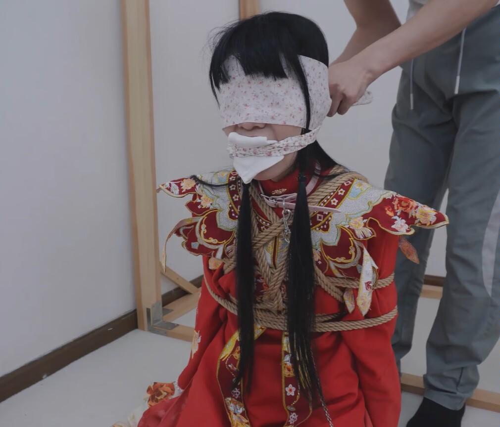 【冷与贝190】汉服美女监禁调教 冷酱穿红色汉服，被层层蒙嘴（大概5分钟），然后解开蒙嘴，蒙上眼睛喂食面包 喝牛奶，喂食完毕后用白色棉袜塞嘴，再用棉布嘞上，然后放入td放置一段时间（大概10分钟）<br>之后将冷酱扶起，双腿分开站立用绳子左右固定好脚腕，上面用绳子吊着防止摔倒，捆绑股绳以便撩起裙子露出大腿，大腿上贴电击贴片放置约10分钟，最后将勒嘴棉布取下嘴里袜子，加大td档位，以便冷酱能大声的呻吟，最后随着一阵扭动挣扎，她终于gc了（大概5分钟），最后解开束缚将她扔在墙角。。<br>下载后在解压，解压密码leng解压后改后缀为.mp4