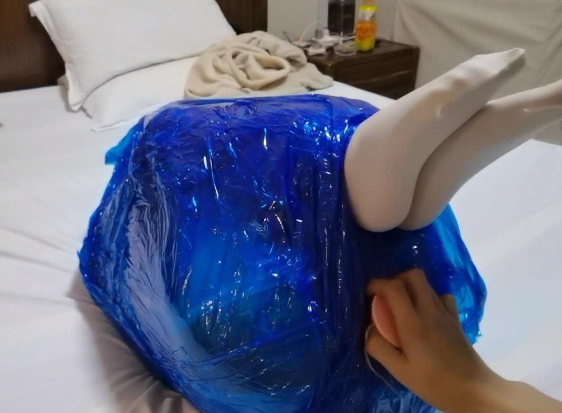 够骚的大四学生蓝色膜全包  只能在[X_X]的洞口才进入一点点的空气  再用假J插出白浆爽上天  谁能拒绝被拘束全包的小物体  最后我也没忍住 1、插出不明白色液体，元素较多。<br>2、高等级赞助有惊喜。<br>3、暂时无网盘链接。<br>4、年轻水多是真的爽，不知道属不属于[X_X]，没有完全控制，下面的洞还是能进入一些空气的，但是模特说又闷又爽，也基本算是了。<br>5、最后的截图就不放上预览图了，大家自己看视频就懂了。
