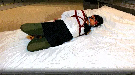 【本気です...】縄抜け　[I'm serious...] Escape from bondage 多くのリクエスト<br>ありがとうございます。<br>「縄抜け」に挑戦です。<br>目隠しと猿轡をして、<br>腕と脚を縛られた状態で縄抜け。<br>みきは出来る限りの本気で挑戦。<br>これはクリアしてもらわないとね...。