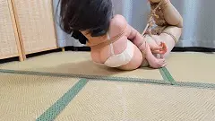 象人定拍-小0-因为给室友留门，导致被歹徒入室捆绑勒索钱财！ 可恶，这歹徒竟然不是劫色的，把可爱的小0绑好后<br>抢完钱就跑路了，只留下小0挣扎！<br>——————————————————————————————————————————————<br>因为百度云经常和谐，所以尝试双层解压，<br>解压密码：xiangren123 第一次解压文件后缀改为zip，<br>原密码再次解压以后，把后缀改成mp4 即可观看<br>切勿在百度云中直接观看，容易被和谐!!!!!<br>线上定拍线下约拍。<br>QQ：192370054（注明来意）