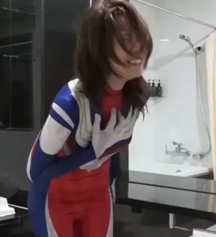 迪迦女侠第一集 先说下联系方式QQ；3807117055加我说明来意谢谢 剧情；迪迦女神保卫城市和平，面对各种反派女神每次的任务都很危险，一天女神接到任务有人在基地破坏，到达地点后，女神让面具人束手就擒，不料二人开战，女神被面具人的特殊能力控制，将自己打成重伤，失去了反抗能力，被反派侮辱折磨，女神爆发力量脱离控制，变身迪迦女神，不料就在要打败反派之际，却被反派关入水中折磨，被吸收了能量的迪迦女神，陷入苦战。。。 希望大家喜欢，--------<br>--------之前的作品一直没有上传，因为盗版太多，我只在妖狐上传，如果有人购买传播二手或者别的app软件上，这类视频以后不会再上传。希望大家支持不要乱传，维护不易的圈子谢谢大家，这次作品很棒所以价格高点谢谢各位，