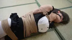 象人定拍-小O-白丝女仆！紧密捆绑的练习作品，所以价格优惠噢！ 紧密捆绑的定拍，为了确保能非常紧密，所以练习一下<br>缺点：上半身还需要再次加固，腿部捆绑客户比较满意<br><br>——————————————————————————————————————————————<br>因为百度云经常和谐，所以尝试双层解压，<br>解压密码：xiangren123 第一次解压文件后缀改为zip，<br>原密码再次解压以后，把后缀改成mp4 即可观看<br>切勿在百度云中直接观看，容易被和谐!!!!!<br>线上定拍线下约拍。<br>QQ：192370054（注明来意）
