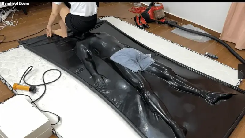 【黑魔法师】颜老师的真空床榨汁，m被关进真空床里，被各种折磨，被强力机器疯狂榨汁！！老q被冻结请加新q3353388370 模特；颜老师 老qq冻结请加新q3353388370<br> 来体验的m被关进漏JJ的真空床里，被颜老师蹂躏了2个小时后，又被机器疯狂吸吮榨汁1小时，最后虚脱才被放了出来。。<br>工作室新增道具；医疗床式拘束架子，充气式真空床！！<br>老号暂时用不了请加新号！！新的qq在下面，推特更新工作室大尺度玩法和新道具！<br>招女s或者女m，cdm（待遇优厚），欢迎加入我的工作室。<br>QQ：3353388370 推特@Melissa73142749 黑魔法师微信a309583933，<br>接视频定拍；也可以现实体验拘束（绳缚，真空床，真空柜子，丝袜木乃伊，绷带全包 胶带全包等）。工作室地址天津，有喜欢的同好可以加我。<br>网盘视频是压缩文档类型 解压后吧TXT改成mp4 解压密码heimofashi123请不要在线解压