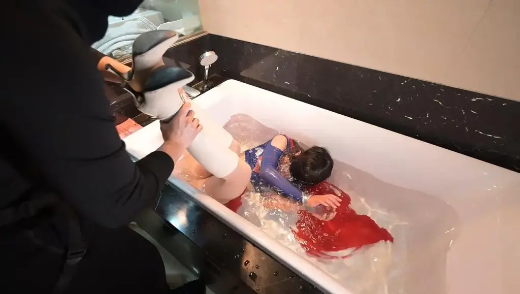（丝竹出品）女超人湿身 又是一部女超人服装的作品，这次选择了丝竹工作室，在狭小的浴缸里让女超人不停溺水。<br>还让女超人不停为自己口（当然用的是假[X_X]）最后将女超人淹死后扒光了她的衣服。<br>丝竹工作室的联系方式有意向的同好可以在妖狐直接搜丝竹就能找到。