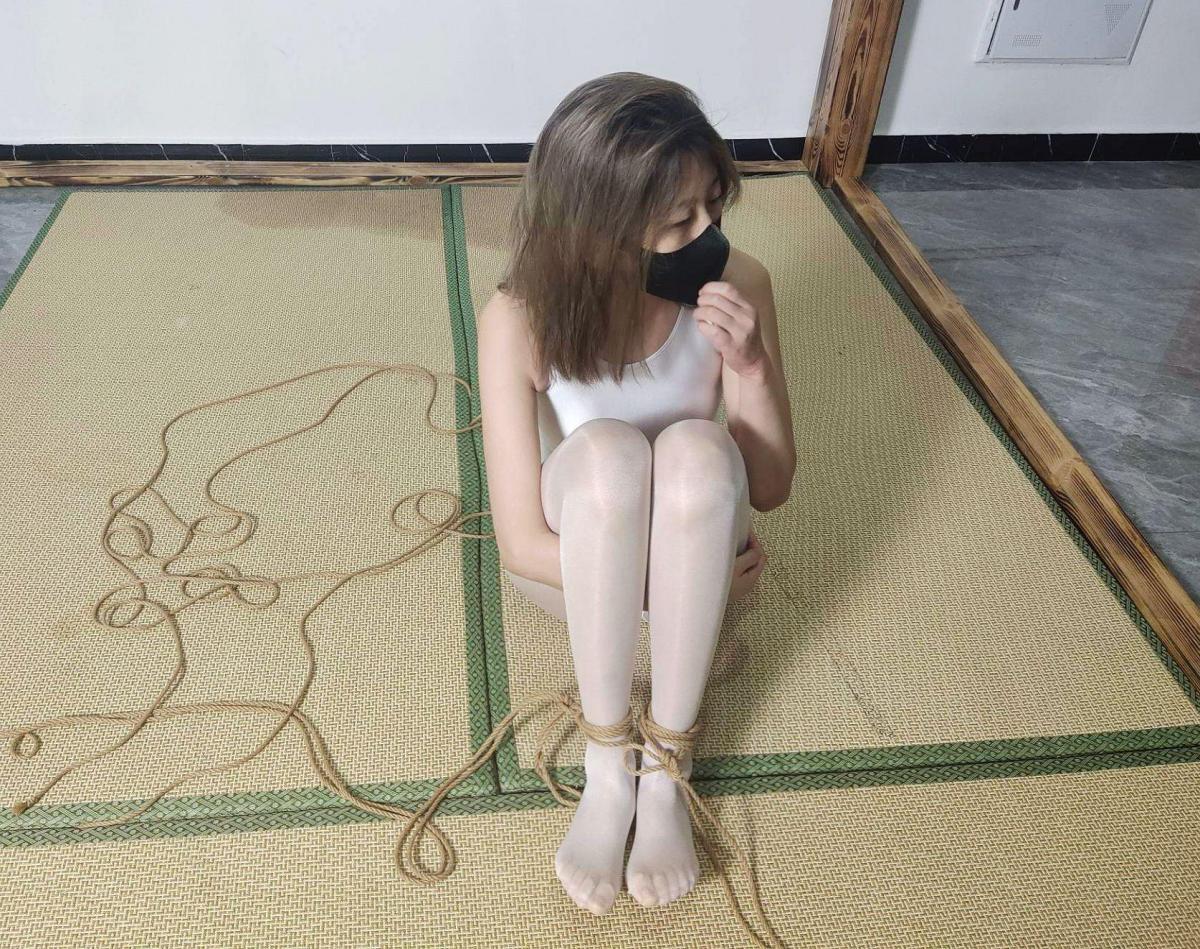 《御仙原创》失禁的舞蹈生（招聘新模特） 因为不好好练舞而被老师惩罚的珺珺，双手被高高吊起，腿也被固定的无法动弹，整个人都变成了提线木偶一般，最后在老师的鞭打下和小玩具的刺激中，竟然失禁了.....<br>-------<br>--------<br>【御仙工作室】：对圈内爱好者开放，欢迎前来约绳，体验；并提供线上定拍、线下约拍。原味服务。<br>另外本工作室招聘模特有意请联系客服了解！<br>坐标郑州QQ：259986932【注明来意】本工作室招聘模特有想了解的可以加客服QQ了解<br>--------<br>-------<br>下载文件后将后缀zip111改为zip解压，解压完成后，继续将文件后缀改为zip解压，解压密码：yu12 把最终的文件后缀改为mp4即可观看，请大家不要在线观看，非常容易和谐。如果被和谐请联系我们！