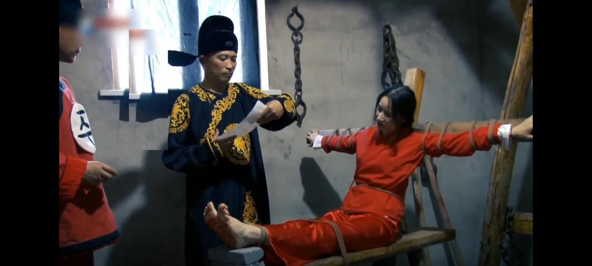 怀旧影视萧娘案上部 怀旧工作室新视频，古装红衣视频，女子被官府缉拿押送到公堂，被严刑拷打，夹棍老虎凳等酷刑伺候，痛苦不堪，最后被绑在床上脚底脸上刺字，光脚镣铐押送，剧情很不错，这是上部！