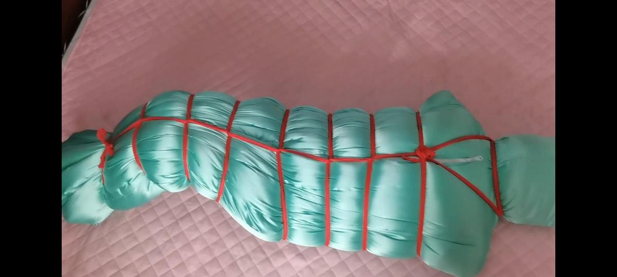 囚禁新篇二 厚厚的睡袋包裹捆绑.又被女主缝合在棉布袋子里固定在床上.........
