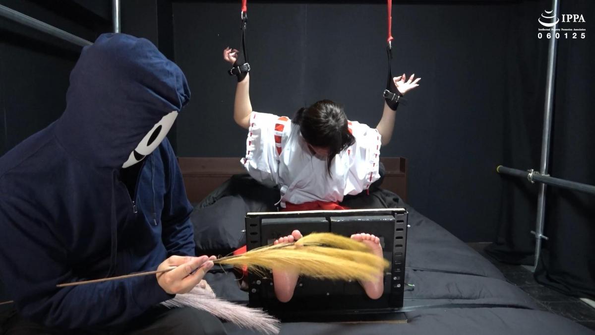 「くすぐり激よわ巫女ののかちゃん、足枷ブラシくすぐりを受けて泣き顔で叫びながら大爆笑！」わかしラボVol.031-⑤ 有加里ののか 这一次又是由加里小姐了，距离上一次被束缚已经过了很久很久了，这一次装扮成女巫的她被束缚住了，等待她的将会是什么呢?