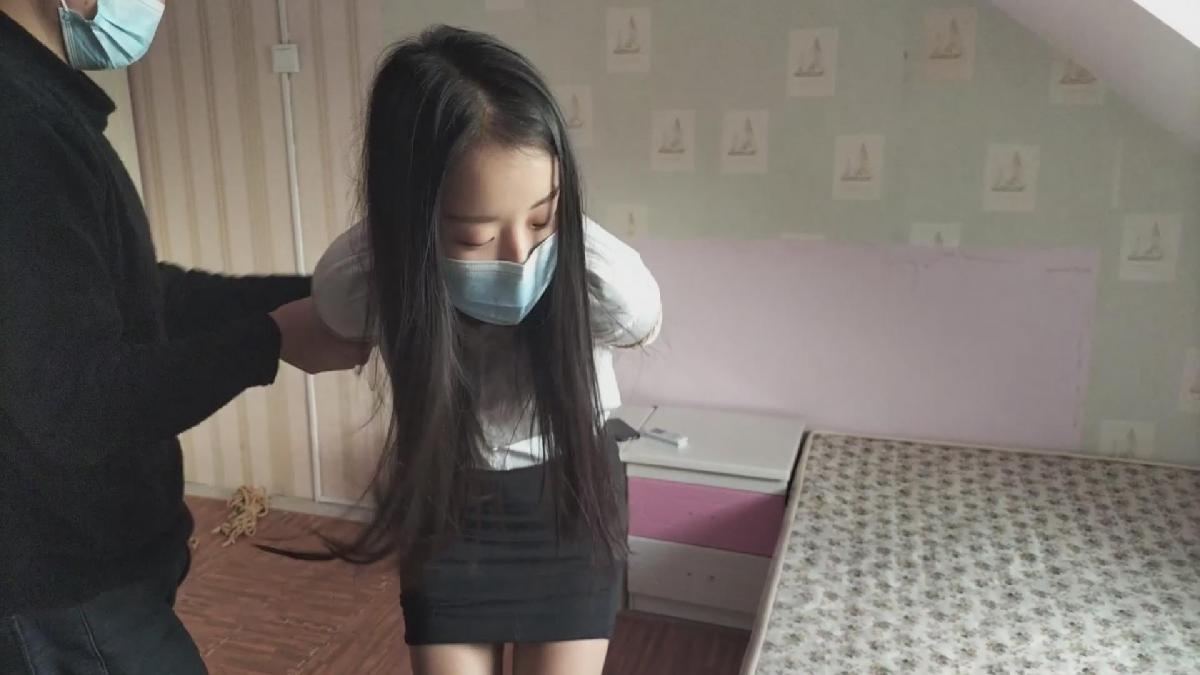 [精致]   大学生捆绑训练   驷马放置脚心挠痒痒  最后给她带上扣球  蒙上眼睛  让她在房间里完成寻找自己手机的任务 大学生捆绑训练，驷马放置脚心挠痒痒，主人玩够了脚，然后给她带上口球，蒙上眼睛，让她完成在房间里寻找到自己手机的任务，如果完不成会有更严厉的惩罚。。。。<br>片名：依纯捆绑训练完成任务  片长：00：25：47  解压密码：jingzhi6688<br>定拍或其它业务咨询请加QQ,注明来意，绿色拍摄，色情忽扰，另外诚心高薪招聘模特，有诚意私聊详谈<span style='color:#b0b0b0;'>[隐藏文字，购买后可见]</span>
