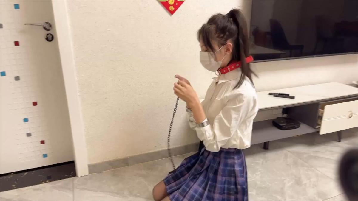 【小九与晴子】【镣铐tk定拍】 白领晴子工作之余还有一颗学生的心，这天她按照主人要求穿好了jk制服，将自己用手铐脚链固定好，跪坐在门口等主人回家，主人进门后将晴牵引至屋内，却发现晴未按要求给自己佩戴[X_X]，遂决定对她惩罚。<br>镜头一：带着口罩的晴按照主人要求穿好jk制服、黑丝、白袜，黑色皮鞋后，将双脚用脚镣栓起，带上项圈、带上口枷后用口罩遮挡，最后又将自己双手用手铐放置于胸前。<br>镜头二：穿戴好的晴缓慢的挪动到门口，侧着跪坐下等着主人下班。听到主人开门的声音后，晴立刻爬向前将项圈递给主人，并跟着主人的牵引来到屋内跪趴好。<br>镜头三：主人在检查了晴对自己的束缚后，突然发现晴没有给自己佩戴[X_X]，便脱下晴的内裤给她戴上[X_X]。接着打开震动，脱掉晴的鞋子，玩弄白袜，又脱掉白袜玩弄丝袜脚。<br>场景二：<br>梗概：晴刚刚开始接受主人的调教，却接到了老板要求其加班的消息。无奈只好暂停调教，换上职业装出门加班，主人要求她不能摘下[X_X]，并且在下班回家后讲自己固定好等待调教。