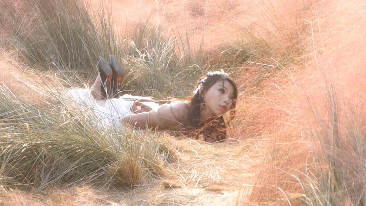 锐度主张 嫣儿 婚纱驷马 由锐度主张拍摄的嫣儿主演，大金绳师出品，必属精品，户外缺稀资源,高跟婚纱嫣儿 户外草地驷马 久违的户外专辑
