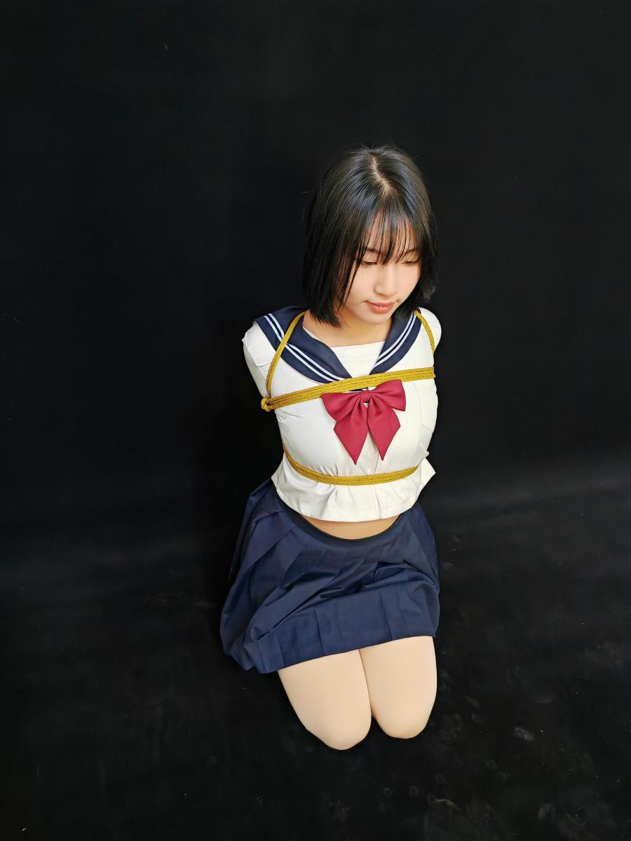 小美女的绳艺捆绑 [Pantyhose,Sailor suit,Grey pantyhose,Elbows tied,Houchi Play,Pantyhose,J. School Uniform,Pleated skirt,直臂]