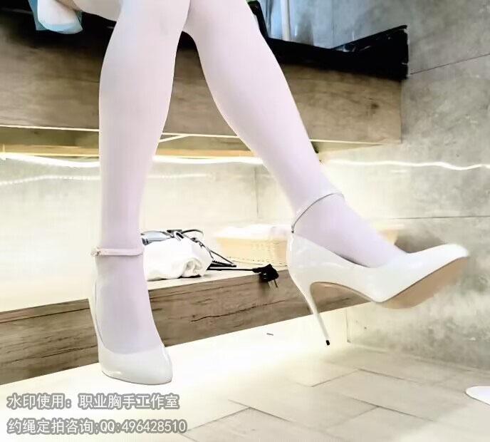 刻晴的换装游戏 职业胸手工作室；刻晴的换装游戏，下载文件为压缩文件，需要二次解压更改后缀rar和mp4.<span style='color:#b0b0b0;'>[隐藏文字，购买后可见]</span>本视频由“夏天”赞助支持。<br>刻晴小姐姐偷偷进入旅行者空的尘歌壶，还偷穿了荧妹妹的衣服。结果被空哥当场抓个现行。坏孩子都是要被惩罚的，刻晴被空哥哥捆在了架子上，双腿岔开无法并拢，双手被高高吊起，无法阻挡的被空哥哥，玩弄着身体。<br>如有链接失效，请及时私信，会补发链接。二次元绳艺cos，喜欢的朋友可多多关注！支持定拍照片、视频、剧情。详情可咨询QQ496428510