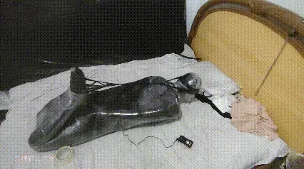 保鲜膜全包放置，全新黑色紧身衣，郊狼电击[X_X]惩罚，驷马！ 本视频长46分钟，大小2.5G，1080p，解压密码limao<br>今天给大家看看，之前拍视频的kig皮下面是什么吧，其实是另一层zentai哦，由于这件zentai已经磨损稍微严重了，所以以后尽量新皮肤和大家见面哦！今天的视频不复杂，但是添加了电击郊狼哦！主要是电击郊狼 保鲜膜 驷马的挣扎，郊狼刚开始训练，也不为知道最高开90左右高不高，但是看到M屁股在不停的抖动真的是兴奋慢慢呢<br><br>狸猫工作室接赞助，线下，定拍，都是白菜价，很多东西还在慢慢摸索，感谢大家的支持！联系方式:<span style='color:#b0b0b0;'>[隐藏文字，购买后可见]</span><br>解压密码：limao