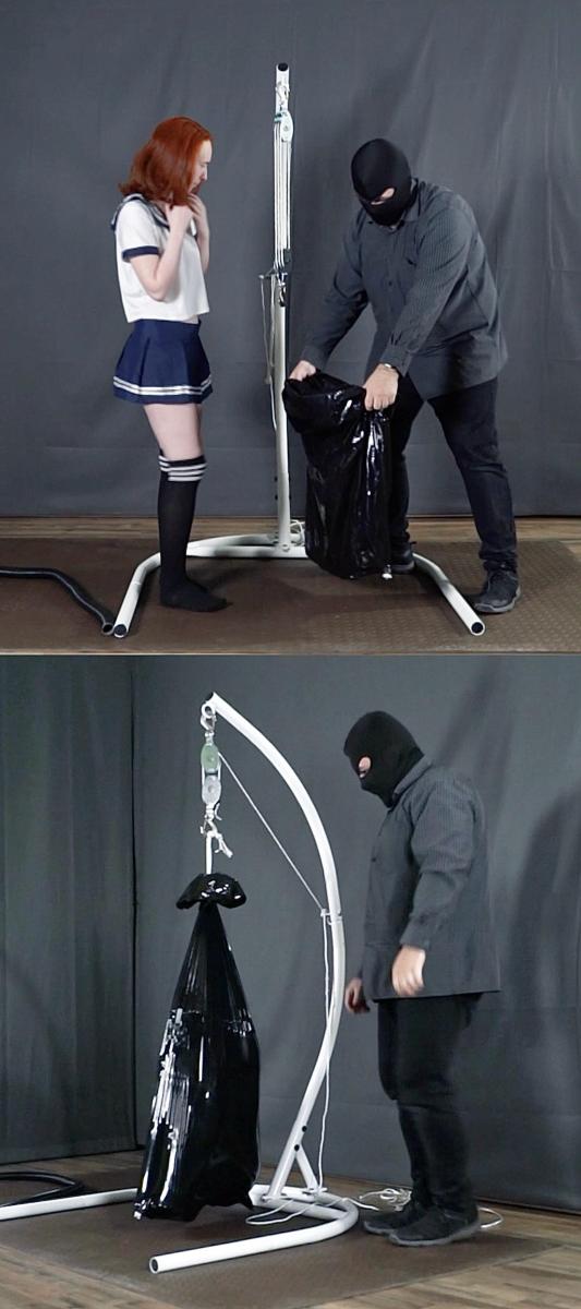 Sonya is in a black vacuum cocoon on a swing 小姐姐被男伴装入厚厚的真空袋里。<br>随后男伴把真空袋被吊起，并抽干空气。<br>小姐姐悬在空中变成了一只乳胶蛹，摇晃蠕动着。<br>最后被男伴用快乐棒狠狠奖励。