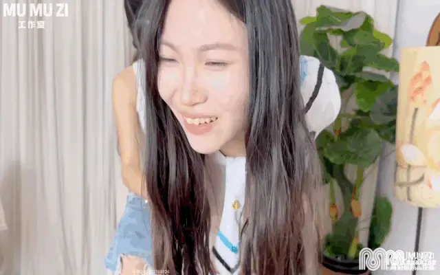 【MUMUZI订拍】TK爱好者福音～后手吊缚垫脚TK～高跟鞋放豆子单腿吊缚疯狂TK/挠脚心/TK腋下/撸猫手套/牙刷/女女 桃子❤订拍作品 【96桃子疯狂TK】<br><br>桃子忠实粉丝订拍作品<br>要求桃子穿露肚脐裙子被后手吊缚并且垫脚进行全身挠痒！特别是对腰部和脚下进行重点挠<br>第二部分要求桃子单腿吊缚并且穿高跟鞋,高跟鞋里要求放入豆子穿上TK～<br>整部作品下来桃子是快乐与痛苦并存～感谢粉丝的公映,大家看看原片吧～<br><br>PS：下载后～输入解压码mumuzi解压打开zip在次输入 mumuzi<br><br>❥ MUMUZI工作室 专做女女的工作室 点个关注 不迷路<br>❥ MUMUZI首页https://www.linzijun.app/@MUMUZI<br>❥ QQ310239730  2532765926  VX:MUMUZIGZS<br>❥ MUMUZI业务范围：订拍 约绳 原味 等全面综合业务<br>❥ 添加本工作室联系方式  发送暗号666有惊喜哟<br><br>原味出售：模特拍摄穿的丝袜、嘟嘴丝袜、袜子，内裤、服装、口水、道具等原味都可出售质量保证<br><br>PS：本工作室长期招收女模特、反差婊、女M 、欢迎女生来体验 广西地区   有意联系我们<br><br>注：链接失效 如遇到问题  请联系客服或私信我们第一时间处理 放心购买 感谢支持<br>感谢大家对我们原创视频的支持，感谢大家的喜欢～<br>可以留言提意见，我们都会回复哦～
