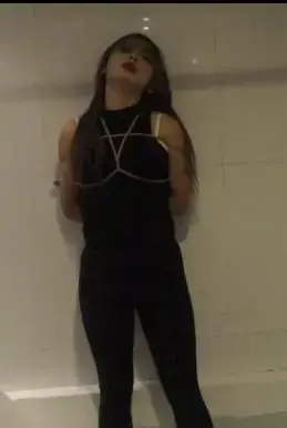 迪迦女侠第二集 先说下联系方式QQ；3807117055加我说明来意谢谢------------看了评论，头盔这次少量加入，下次完全不会再加，谢谢大家的意见，剧情；信任的迪迦战士因为队友被反派打败抓住，女神前往营救，却被威胁重伤昏迷，变身器也被夺走，苏醒的女侠拖着重伤的身体为了夺回变身器，再次落入了反派的水牢，并且被毒绳捆绑住，丝袜之前也被撕开，等待女侠的折磨开始了，，，希望大家喜欢吧，大家有喜欢别的题材也可提出，也祝大家健康平安，最后还是那句话，--------，因为盗版太多，我只在妖狐上传，如果有人购买传播二手或者别的app软件上，这类视频以后不会再上传。希望大家支持不要乱传，维护不易的圈子谢谢大家，这次作品很棒所以价格高点谢谢各位，