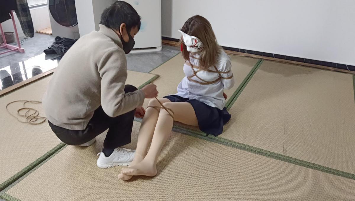 【御仙原创】旋转芭蕾（招新模特） 把珺珺吊起来，就像八音盒的芭蕾演员一样，只能无助的不停的在空中旋转还要遭受被毒打。<br>--------<br>--------<br>【御仙工作室】：对圈内爱好者开放，欢迎前来约绳，体验；并提供线上定拍、线下约拍。原味服务。<br>另外本工作室招聘模特有意请联系客服了解！<br>坐标郑州QQ：259986932【注明来意】本工作室招聘模特有想了解的可以加客服QQ了解<br>--------<br>-------<br>下载文件后将后缀zip111改为zip解压，解压完成后，继续将文件后缀改为zip解压，解压密码：yu12 把最终的文件后缀改为mp4即可观看，请大家不要在线观看，非常容易和谐。如果被和谐请联系我们！