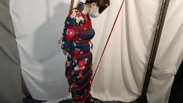 【丝组米亚】新模云云绳艺初体验，和服+驷马+吊缚，坚持不住连连哀嚎求饶 丝组米亚工作室027号作品<br>新模云云来体验绳艺，身穿和服，体验吊缚和驷马，最后坚持不住哀嚎求饶<br>许久没更新视频了，此部作为归来福利低价出售<br>解压密码购买可见<br>[展示的隐藏文字]解压密码：suzumiya[展示的隐藏文字]<br>另外长期招北京地区绳艺模特，欢迎可以私信