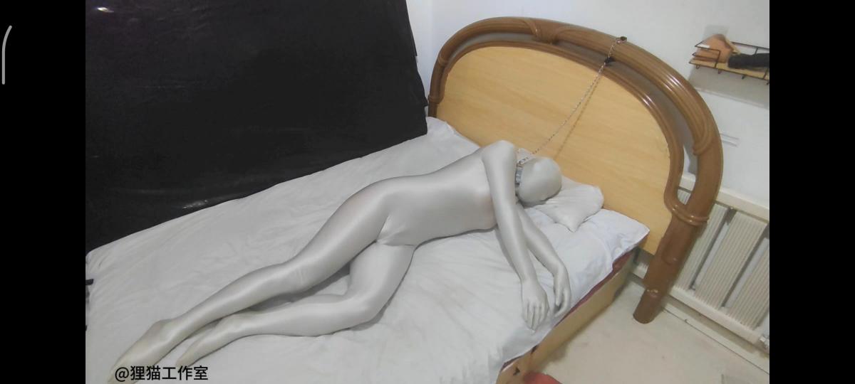 雪白可爱的人形犬全包木乃伊，多层木乃伊，双层zentai+保鲜膜封闭+丝袜头套呼吸训练的视觉盛宴！上篇 长约80分钟，分上下两部，一部40分钟,1080P(之前有人说720p的糊，我们以后尽量1080p)，解压密码：limao<br>翻开柜子，看到一件已经很久没有碰过的人形犬zentai，所以今天我们做一个快乐的人型犬娃娃，不得不说，将一个人活活制作成一个人形犬，有一种说不出的快乐，不知道各位是不是，那种感觉就是亲手做出一个艺术品的感觉，只是这种艺术品都有一个缺点，就是不能长时间完全封死，总要留一个孔，也正是因为这个孔，增加了玩的乐趣，一件zentai打底，再来一件人型犬全包，可爱的狗狗已经出具模型，缠上厚厚的保鲜膜，要紧，要厚，要像包装一个商品一样，紧致又贴合，一层两层……只到八九层，最后数不清的保鲜膜，缠成一只发光漂亮的人型犬，如果不了解的人看了，谁会想到里面是个人填充的呢，保鲜膜将头部一层一层包出，留下唯一的呼吸孔，扭头，转头，也变得奢侈，呼吸更是奢侈，四肢也变成了爪爪，微弱的呼吸声，听起来真的好悦耳，能听出来他也很兴奋，你们说对不对，只是他说不出来，牵着这种可爱的狗狗，爬着爬着，除了呼吸外，真的没办法把他当成一个人了呢，只能当成玩偶艺术品，一次一次的呼吸训练，一次次的疯狂挣扎，每一次封上呼吸孔，我就觉得艺术品瞬间变得完美了，即使娃娃已经不行了，我也不是很想给他放出来，经过几次的呼吸训练，玩玩变得已经能适应这种微弱的呼吸，所以要开始上强度咯，只有多层保鲜膜，双层zentai完全不够，头部要接受胶带全包哦！彻彻底底封死的哦！四肢也要捆上，变成真真正正的娃娃吧，真正的人形犬，应该适应变成狗狗的感觉，项圈牵着，才能让它感觉自己变成了真正的人形犬木乃伊，胶带封死的那一刻，真的好漂亮，好完美哦，真的是一只可爱的狗狗，几个小时的人形犬木乃伊，让娃娃放出来时，手脚已经变得麻木，几乎已经不好用了，看着它的手都在颤抖，你们也许摸不到，但是我摸着，娃娃已经全身湿透了，不过依然不能放出来，今晚依然要穿着zentai度过……<br>狸猫工作室接赞助，线下，定拍，都是白菜价，很多东西还在慢慢摸索，感谢大家的支持！联系方式:<span style='color:#b0b0b0;'>[隐藏文字，购买后可见]</span>