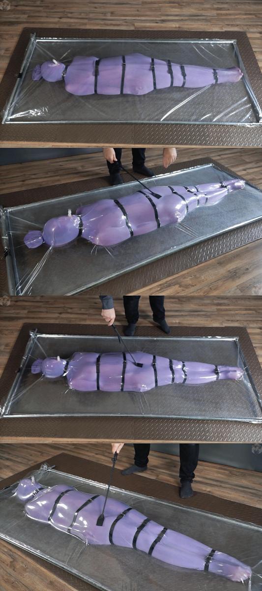 Tickling in a nylon cocoon and bondage with straps 小姐姐被紫色睡袋包裹成木乃伊，随后再用皮带扎紧固定。<br>然后进入透明真空床，抽干空气。<br>男伴拿小皮鞭抽打挑逗，小姐姐在真空袋里控制不住的一边疯笑一边挣扎扭动。