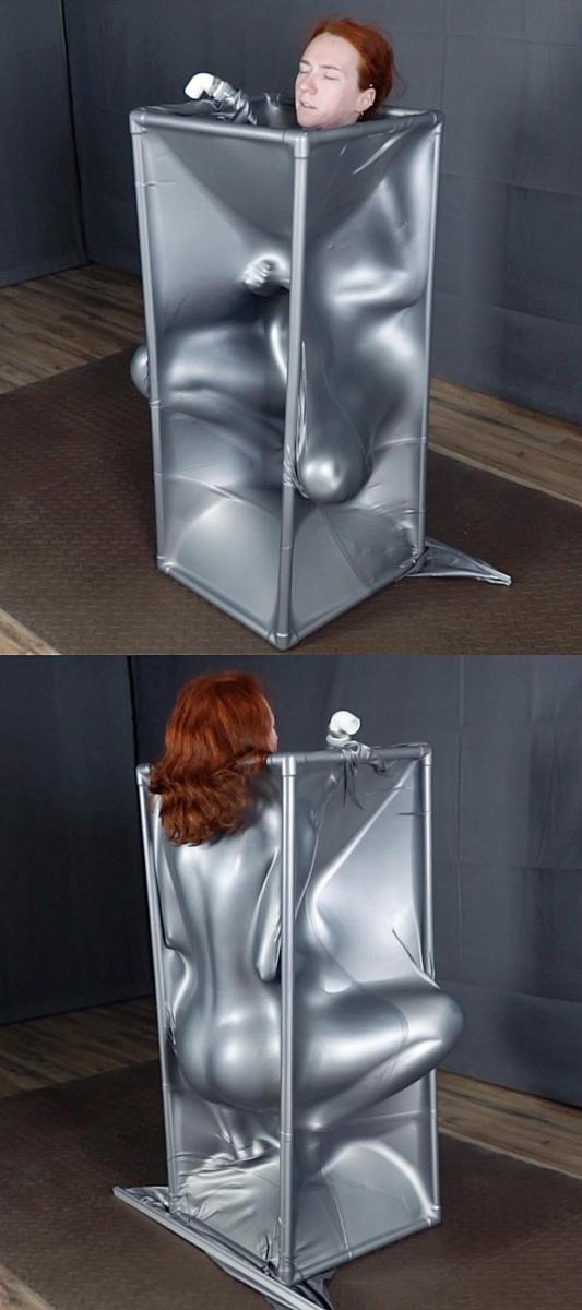 Vacuum gray cube 新颖的银色真空箱。<br>小姐姐呈羞耻的分腿母狗姿势，被悬空的拘束在真空箱里。<br>乳胶紧紧地吸附着小姐姐的肌肤，她轻轻蠕动着腰肢和屁股，一副相当享受的样子。