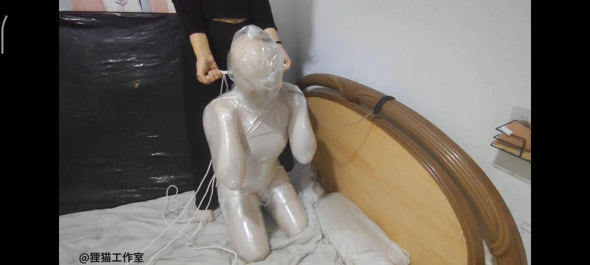 雪白可爱的人形犬全包木乃伊，多层木乃伊，双层zentai+保鲜膜封闭+丝袜头套呼吸训练！下篇 全长约80分钟，分上下两部，一部40分钟,1080P(之前有人说720p的糊，我们以后尽量1080p)，解压密码：limao<br>翻开柜子，看到一件已经很久没有碰过的人形犬zentai，所以今天我们做一个快乐的人型犬娃娃，不得不说，将一个人活活制作成一个人形犬，有一种说不出的[X_X]，不知道各位是不是，那种感觉就是亲手做出一个艺术品的感觉，只是这种艺术品都有一个缺点，就是不能长时间完全封死，总要留一个孔，也正是因为这个孔，增加了玩的乐趣，一件zentai打底，再来一件人型犬全包，可爱的狗狗已经出具模型，缠上厚厚的保鲜膜，要紧，要厚，要像包装一个商品一样，紧致又贴合，一层两层……只到八九层，最后数不清的保鲜膜，缠成一只发光漂亮的人型犬，如果不了解的人看了，谁会想到里面是个人填充的呢，保鲜膜将头部一层一层包出，留下唯一的呼吸孔，扭头，转头，也变得奢侈，呼吸更是奢侈，四肢也变成了爪爪，微弱的呼吸声，听起来真的好悦耳，能听出来他也很兴奋，你们说对不对，只是他说不出来，牵着这种可爱的狗狗，爬着爬着，除了呼吸外，真的没办法把他当成一个人了呢，只能当成玩偶艺术品，一次一次的呼吸训练，一次次的疯狂挣扎，每一次封上呼吸孔，我就觉得艺术品瞬间变得完美了，即使娃娃已经不行了，我也不是很想给他放出来，经过几次的呼吸训练，玩玩变得已经能适应这种微弱的呼吸，所以要开始上强度咯，只有多层保鲜膜，双层zentai完全不够，头部要接受胶带全包哦！彻彻底底封死的哦！四肢也要捆上，变成真真正正的娃娃吧，真正的人形犬，应该适应变成狗狗的感觉，项圈牵着，才能让它感觉自己变成了真正的人形犬木乃伊，胶带封死的那一刻，真的好漂亮，好完美哦，真的是一只可爱的狗狗，几个小时的人形犬木乃伊，让娃娃放出来时，手脚已经变得麻木，几乎已经不好用了，看着它的手都在颤抖，你们也许摸不到，但是我摸着，娃娃已经全身湿透了，不过依然不能放出来，今晚依然要穿着zentai度过……<br>狸猫工作室接赞助，线下，定拍，都是白菜价，很多东西还在慢慢摸索，感谢大家的支持！联系方式:<span style='color:#b0b0b0;'>[隐藏文字，购买后可见]</span>