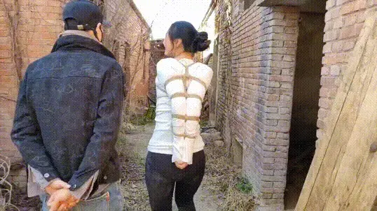 紫涵欧式紧缚参观老房子 紫涵身体越来越软了，今天天气不错，带着紫涵出来走走，参观一下一个很特别的工作室，到了以后给紫涵绑了个最紧的欧式直臂，白色毛衣显得格外紧实。最后把捆绑好的紫涵留下放置，我自己走了。视频解压密码：666888  。<br>一绳所爱绳艺体验店面向全国爱好者开放，本店提供绳艺捆绑模特服务、体验女绳师捆绑服务、体验长时间囚禁服务、绳艺教学培训、绳艺交流会、场地出租、专业麻绳销售，原创视频套图销售、作品私人定制、模特原味丝袜出售等，另外本店招募同好合作伙伴。微信：351552501初心