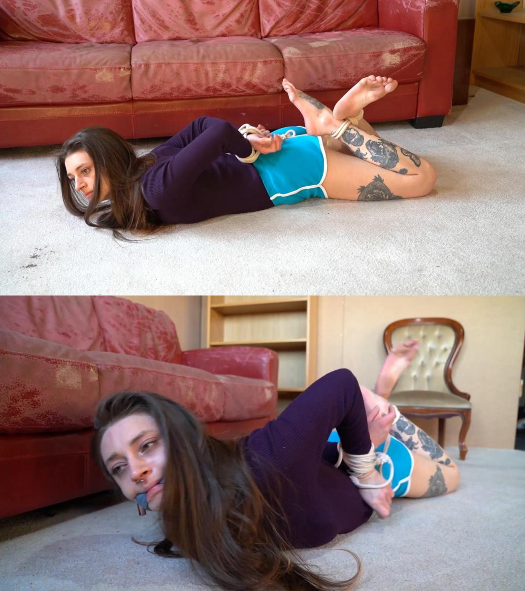 1084 Ada in Turtleneck and Shorts Barefoot Hogtie 艾达又陷入了困境。 这次是穿着短裤，赤脚。 我们喜欢艾达来到工作室。  Ada gets into another hogtie. This time in shorts and barefoot. We love Ada coming to the studio.