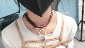 【心悦艺束】青春无敌马尾少女，被主人囚禁玩弄玉足。想要逃跑，可惜逃不过命运的项圈。妹子还想踢我，直接绑成驷马，结果她又尝试用脚趾夹住我挠痒的手，可惜绑那么紧终究是蚍蜉撼树呀。 【心悦艺束】青春无敌马尾少女，被主人囚禁玩弄玉足。想要逃跑，可惜逃不过命运的项圈。妹子还想踢我，直接绑成驷马，结果她又尝试用脚趾夹住我挠痒的手，可惜绑那么紧终究是蚍蜉撼树呀。<br>1.关于解压：百度云文件因为太容易和谐了。所以尝试使用双重压缩，第一个后缀名7z的解压文件解压出来之后，是一个后缀名.7的文件，改成.7z 即可正常解压。解压出来的视频，后缀名改为.mp4即可。如果有不明白可以加Q给你解答一下。预览图第一张是教学<br>2.定拍，约拍，模特应聘，请加Q2386945992。微：yuzu22023。海外用户请用Telegram：xybondage。或者联系邮箱：xybondage@qq.com<br>3.视频中的衣物，丝袜，道具有需要的也可联系我。<br>解压密码：xyys