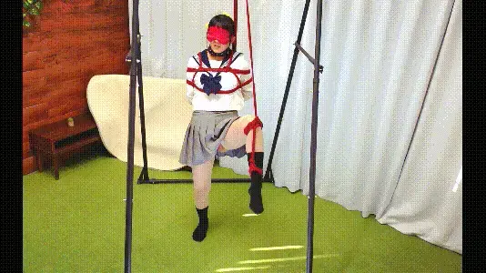 【恥辱】美術の授業中、他生徒たちに前で吊り緊縛　[Shame] Hanging and bondage in front of other students during art class 【恥辱】美術の授業中、他生徒たちに前で吊り緊縛　[Shame] Hanging and bondage in front of other students during art class<br><br>美術の授業。<br>今日のテーマは「縛り」。<br>先生は一人の女子を指名し<br>実演体験をすることに。<br>指名された女子は躊躇したが<br>周囲の勢いにのまれ<br>渋々体験することになった。<br>だが、縛りだけの予定が<br>先生の興奮高まりあんなことまで...。