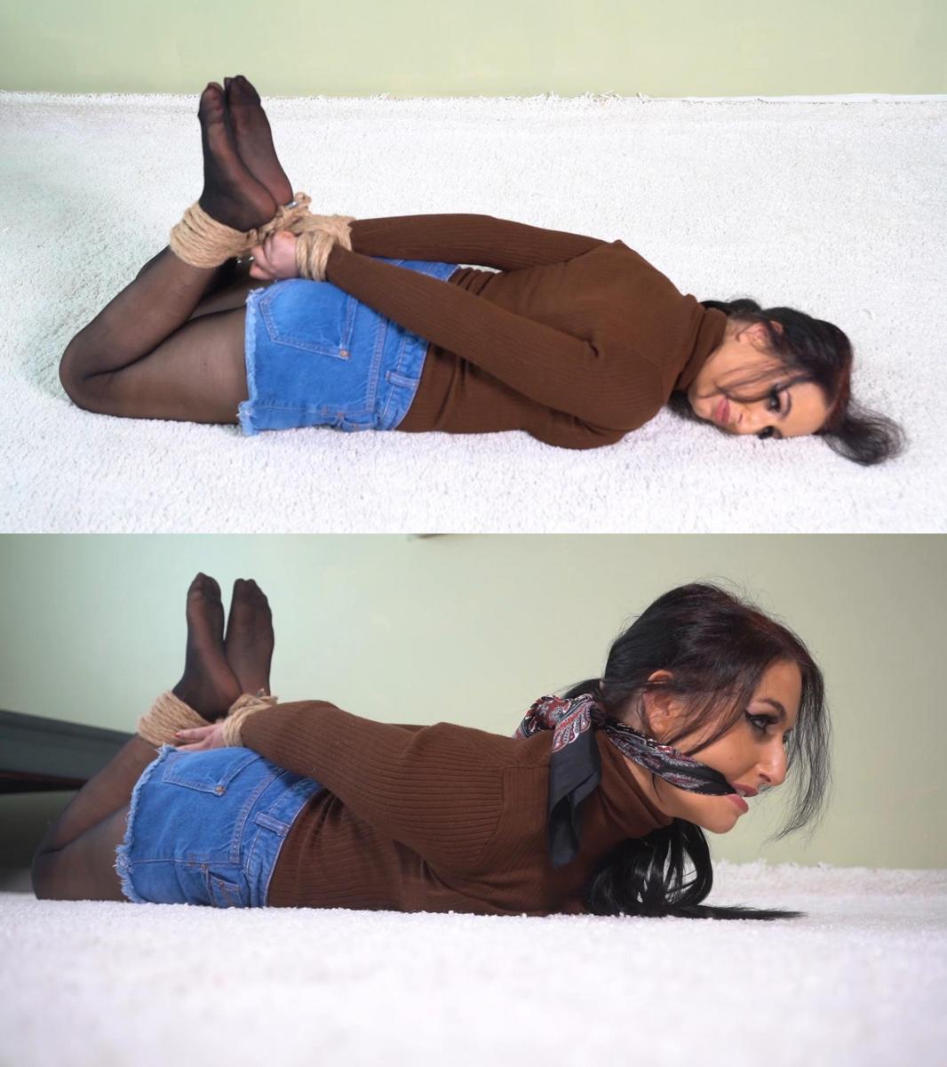 3096 Sapphire in Hogtied for Fun 蓝宝石首秀<br><br>蓝宝石准备做一些束缚。 我们穿着可爱的毛衣、短裤和深色紧身衣，把她绑起来，用丝巾堵住她的嘴。 另一位优秀的模特，就是喜欢玩绳子。<br><br>DEBUT SET WITH SAPPHIRE<br><br>Sapphire is up for doing some bondage. Wearing a lovely sweater, shorts and dark tights, we tie her up and gag her with a silk scarf. Another excellent model who just loves to play with ropes.
