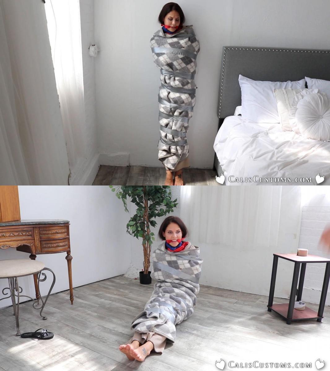 Bandanas and Blankets with Cali and Sinthia (hd) Cali 和 Sinthia 是最好的朋友，他们喜欢一起做所有事情，从出去到不同的地方，到向世界展示如果创造性地完成束缚可以是多么有趣！ 今天，卡利和辛西娅将向我们展示如何使用头巾、毯子和胶带进行一次精彩的束缚冒险！<br><br>卡利向我们展示了她将用在嘴和脖子上的彩色红色和蓝色头巾，以开始这场精彩的派对。 当她拿起头巾并将其贴在嘴和脖子上时，她逗弄了观众，然后可爱的辛西娅迎接了她，她已经很兴奋卡利已经加入了这个有趣的游戏。 辛西娅建议他们用一些毯子和胶带包裹住卡利，让逃跑尝试变得更加刺激！<br><br>卡利完全支持这个想法，很快辛西娅就用两条厚毯子把卡利包裹起来，并用强力胶带将它们密封在卡利周围。 卡利甚至会旋转来帮助辛西亚在卡利受限的身体周围尽可能放松。 卡利全身都被胶带和毯子绑着，用头巾堵嘴低声说话，辛西娅离开卡利，看看卡利是否可以四处走动，逃离她华丽身体周围的毛毯和胶带。<br><br>卡利花了几分钟的时间在她的房间里跳跃、扭动、跳来跳去。 她意识到她的毯子和胶带的束缚有多么坚固，而且她眼中缓慢失败和决心的表情足以讲述这个故事。 她可能无法通过嘴里的头巾说话，但她的呜咽和呻吟的面部反应胜过100个字。 她尝试躺在床上，看看是否可以利用这种方式获得杠杆作用，甚至在跳到几堵墙后，她可以靠在墙上。 她的战斗是徒劳的，她最终溜到了地板上，彻底失败了。<br><br>辛西娅在视线之外的场边太享受这种方式了。 然而，她意识到可怜的卡利今天已经经历了足够多的挣扎，并通过剪掉被子上的胶带并将卡利从双层胶带胶带挑战中释放出来，表现出友好的同情心。 随着卡利重获自由，他们都意识到这确实是多么有趣，并且非常乐意在不久的将来为他们的粉丝再次实现这一目标！<br><br>Cali and Sinthia are BFF’s that love to do everything together, from going out to different places, to showing the world what fun bondage can be if done creatively! Today, Cali and Sinthia will show us how to make an awesome bondage adventure using bandanas, blankets, and duct tape!<br><br>Cali shows us the colorful red and blue bandanas she will use for her mouth and neck to get this awesome party started. Teasing the audience as she takes the bandanas and applies them to her mouth and neck, she is then greeted by the lovely Sinthia, who is already excited that Cali has already got into this fun game.  Sinthia suggests that they up this excitement my getting some blankets and duct tape to wrap around Cali and get the escape attempts even more thrill-seeking!<br><br>Cali is all for this idea and soon Sinthia is wrapping up Cali in two thick blankets and sealing them up around Cali with strong duct tape. Cali even spins around to help Sinthia get as much slack as she can around Cali’s confined body.  With Cali all bound up in duct tape and blankets, and muffled talking through her bandana gag, Sinthia leaves Cali to see if Cali can move around and escape the wooly blanket and duct tape enclosure she has around her gorgeous body. <br><br>Cali spends several minutes jumping, twisting, and hopping around her room. She realizes how deceivingly strong her blanket and duct tape bindings are and the look in her eyes of slow defeat and determination are more than enough to tell the story. She may not be able to speak through the bandana in her mouth, but the facial reactions of her whimpers and groans are worth more than 100 words. She tries to lie on the bed to see if she can get leverage that way and even up against a few walls after hopping to them. Her fighting is futile as she ends up slinking to the floor and lying in absolute defeat.<br><br>Sinthia has been enjoying this way too much from the sidelines out of view. However, she realizes that poor Cali has been struggling through enough today and shows come friendly compassion by snipping the duct tape off the comforters and releasing Cali from the double blanket-duct tape challenge.  As Cali is freed, they both realize how much fun that really was and are more than happy to pull it off again sometime in the near future for their fans! 