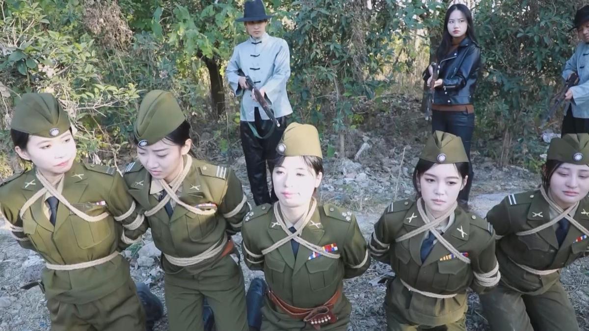 山村定拍：《女子特工队》上 简介：女子特工队进山剿匪，被土匪埋伏，全部被俘的故事，详情看截图。解压密码：qlzz