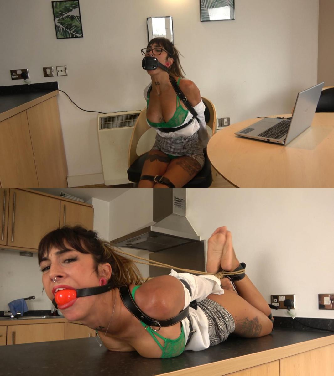 Carmen Belt-Bound, Gagged, and Trained by Latina: An Office Ordeal of Humiliating Submission! (4K) 剧情随着拉丁娜面对她的老板卡门而展开，卡门因缺少为 VIP 客户提供的幻灯片演示而感到愤怒。 当他们思考自己的困境时，紧张气氛加剧，他们的演讲的命运悬而未决。<br><br>拉蒂娜采取了大胆的举措，提出了挽救局势的建议。 卡门对这种引诱顾客的大胆提议感到惊讶。 拉丁裔更进一步，将[X_X]堵嘴器作为深喉训练方案的一部分。 卡门接受了训练，她的嘴巴被堵住了，最初的反抗被接受所取代。<br><br>作为旅程的一部分，拉蒂娜提议用皮带固定卡门，以进一步测试她的耐力。 卡门的双腿、双臂、胸口都被紧紧束缚，让她完全无力。 拉丁娜嘲笑她，而卡门再次被[X_X]塞住，让她忍受这种屈辱的折磨。<br><br>在旅程的第二部分，拉蒂娜加剧了痛苦。 卡门被绑在桌子上，头发被绑住，将头向后拉。 口塞被紧紧地绑在她的嘴里，加深了她的屈服。 拉蒂娜嘲笑她，强调这次磨难是她之前的粗鲁行为造成的。<br><br>卡门能否找到摆脱这种危险处境的方法，或者她注定要忍受这种危险吗？<br><br>The drama unfolds as Latina faces her boss, Carmen, who is incensed by the missing power point presentation for their VIP customers. The tension mounts as they ponder their predicament, leaving the fate of their presentation hanging in the balance.<br><br>In a bold move, Latina suggests a proposition to salvage the situation. Carmen is taken aback by the audacious offer to seduce the customers instead. Latina takes it a step further by introducing a penis gag as part of a deep throat training regimen. Carmen submits to the training, her mouth filled and gagged, her initial defiance replaced by acceptance.<br><br>As part of their journey, Latina proposes to further test Carmen's endurance by securing her with leather belts. Carmen's legs, arms, and chest are tightly bound, rendering her completely powerless. Latina taunts her while Carmen is strapped with a penis gag once more, leaving her to endure this humiliating ordeal.<br><br>In the second part of their journey, Latina elevates the torment. Carmen is placed in a restrictive hogtie on the table, her hair bound to pull her head back. A ballgag is strapped tightly into her mouth, deepening her submission. Latina taunts her, emphasizing that this ordeal is a consequence of her earlier rudeness.<br><br>Will Carmen find a way to escape this perilous situation, or is she destined to endure this 